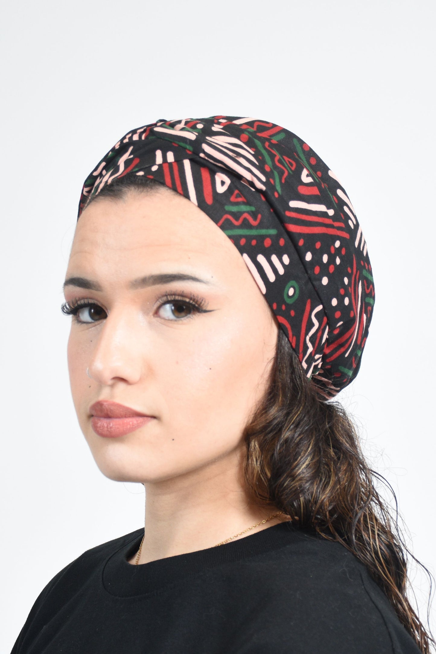 Beanie notre Bonnet en Wax Bogolan Noir Rose Rouge Vert avec doublure de satin par Atelier Djeeg'n 1