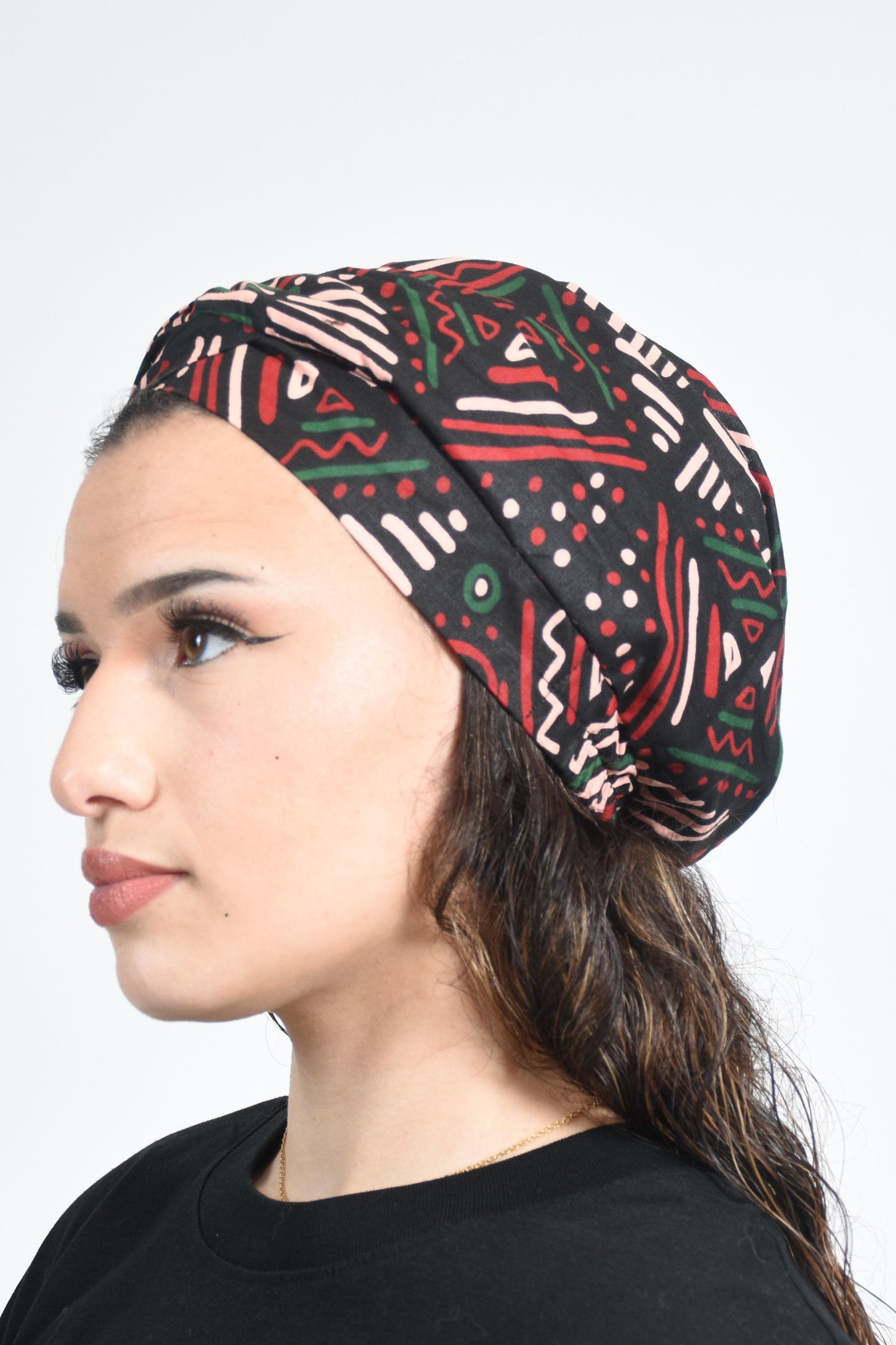 Beanie notre Bonnet en Wax Bogolan Noir Rose Rouge Vert avec doublure de satin par Atelier Djeeg'n 1