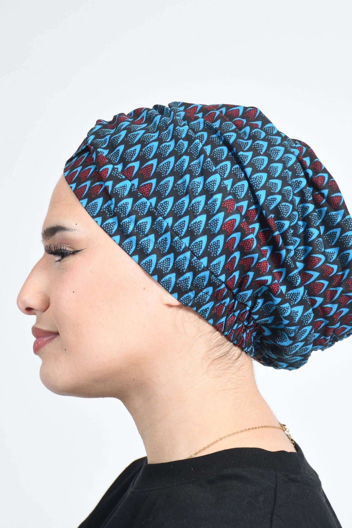 Beanie notre Bonnet en Wax écailles bleu noir doublure satin par Atelier Djeeg'n
