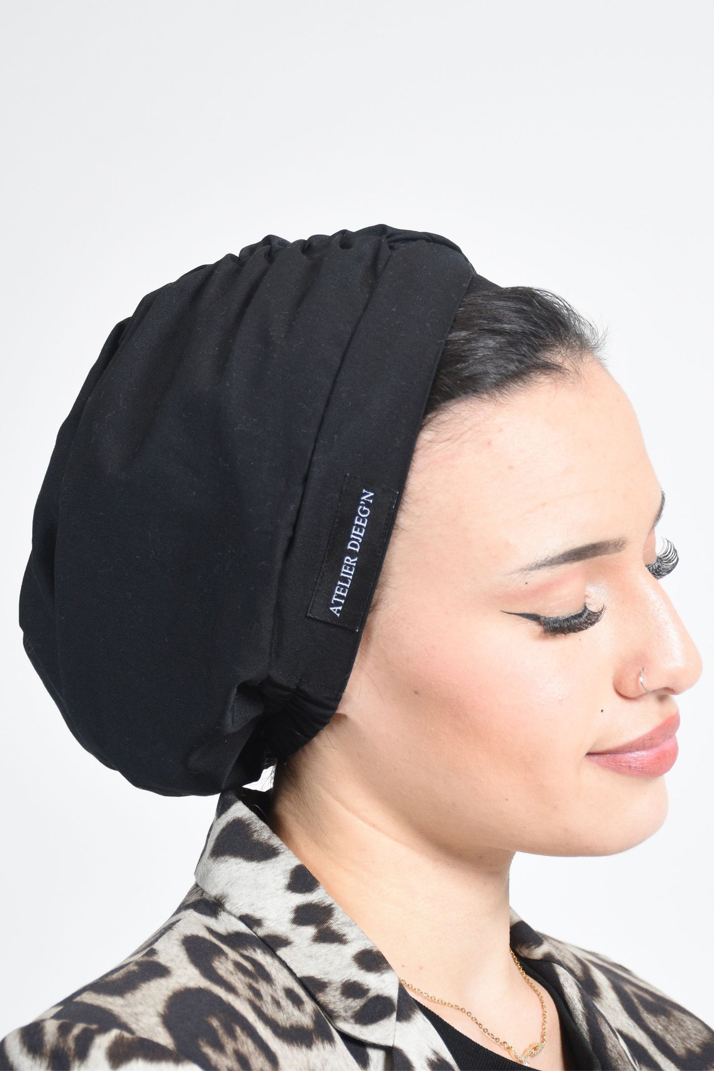 Beanie notre Bonnet uni noir doublure satin par Atelier Djeeg'n 1