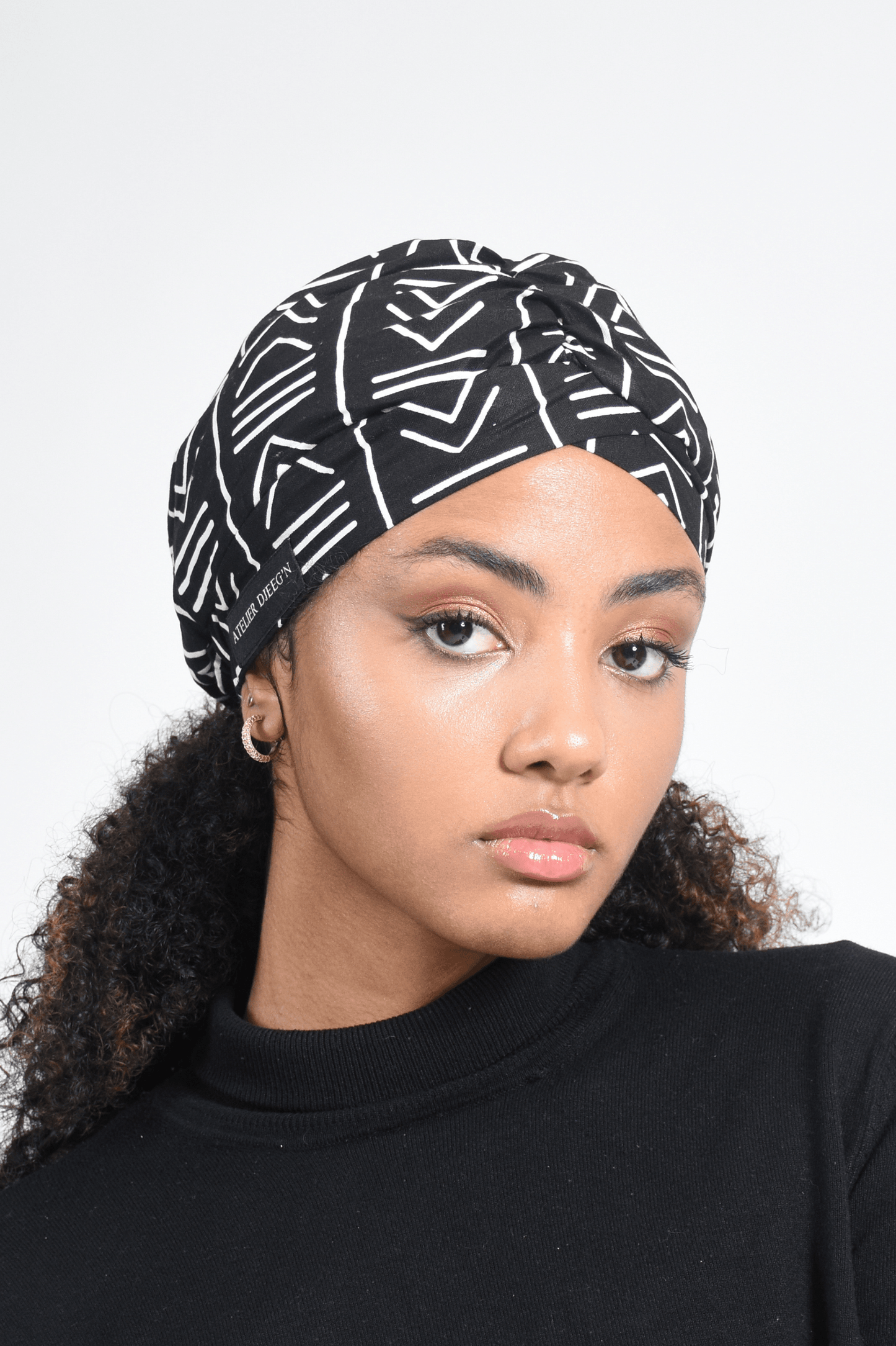 Beanie En Wax Imprimé Bogolan Noir et Blanc Avec Doublure en Satin par Atelier DJEEG'N 1