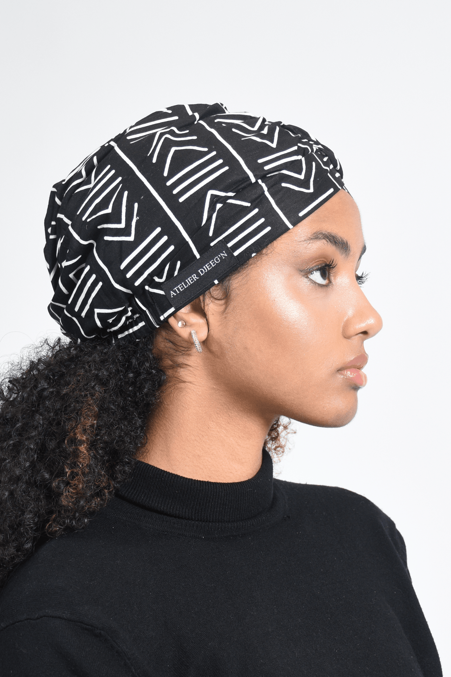 Beanie En Wax Imprimé Bogolan Noir et Blanc Avec Doublure en Satin par Atelier DJEEG'N 2