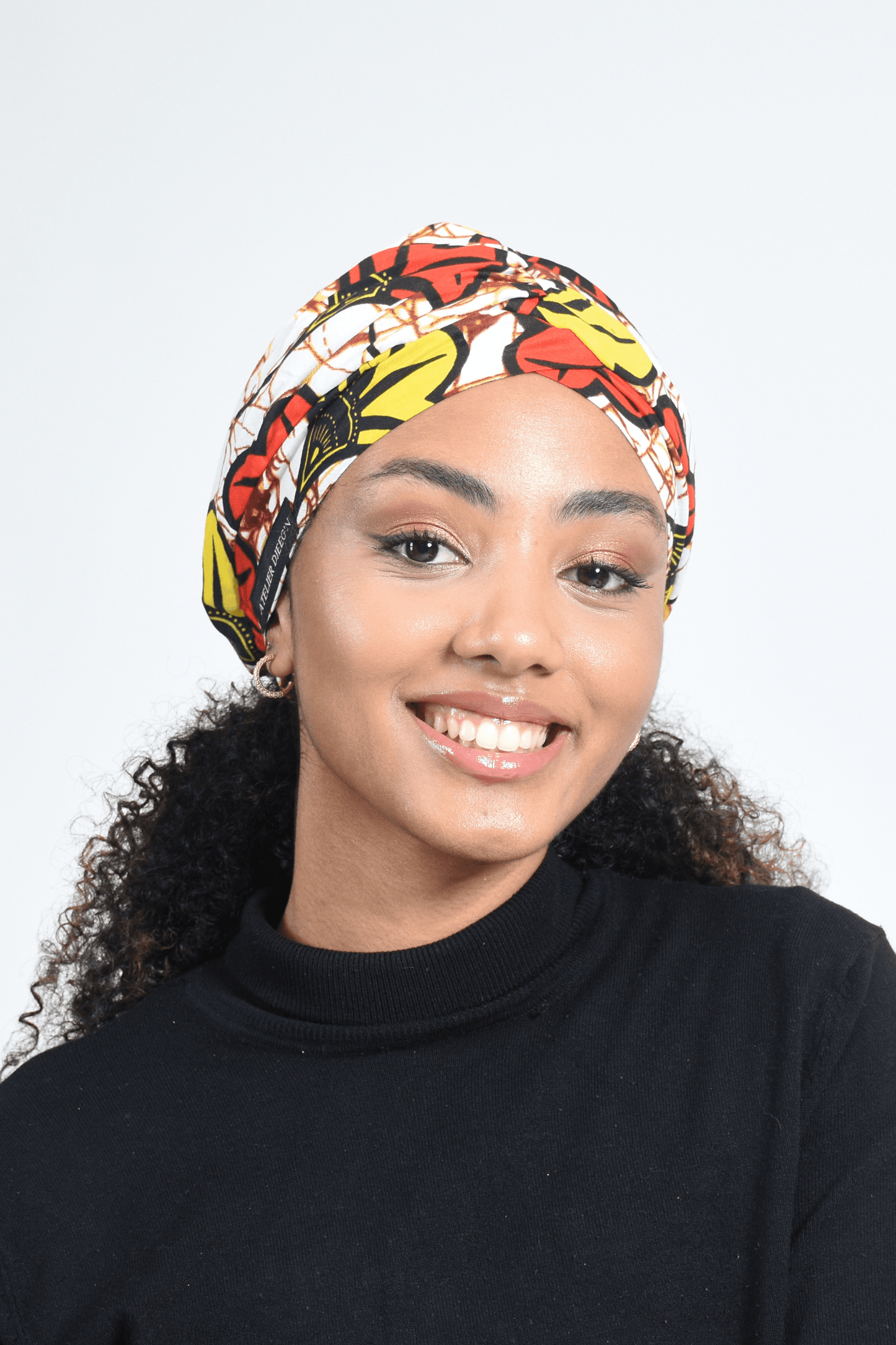 Bonnet beanie en Wax imprimé Fleur de mariage Rouge et Jaune, Doublure en Satin par Atelier DJEEG'N 1