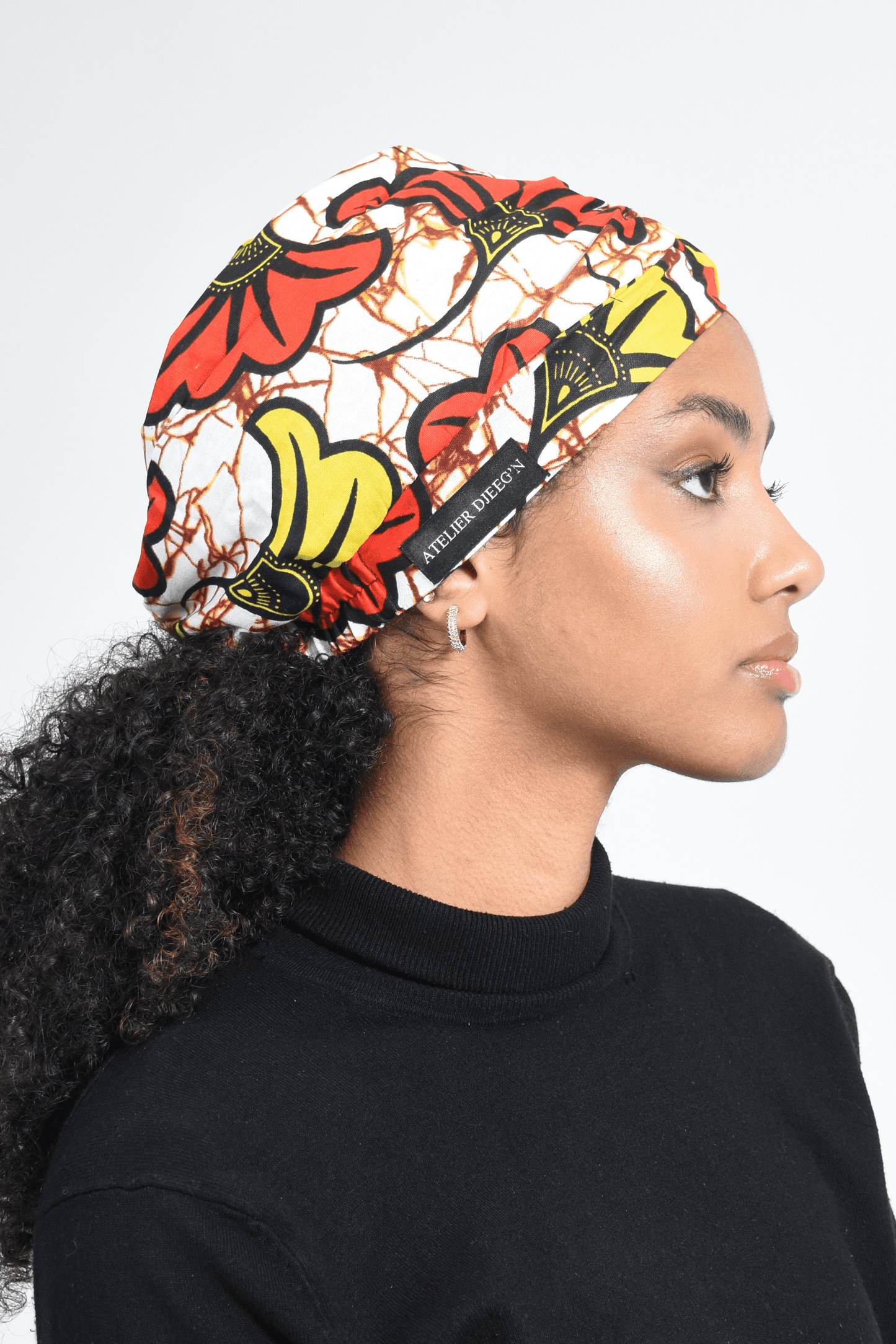 Bonnet beanie en Wax imprimé Fleur de mariage Rouge et Jaune, Doublure en Satin par Atelier DJEEG'N 2