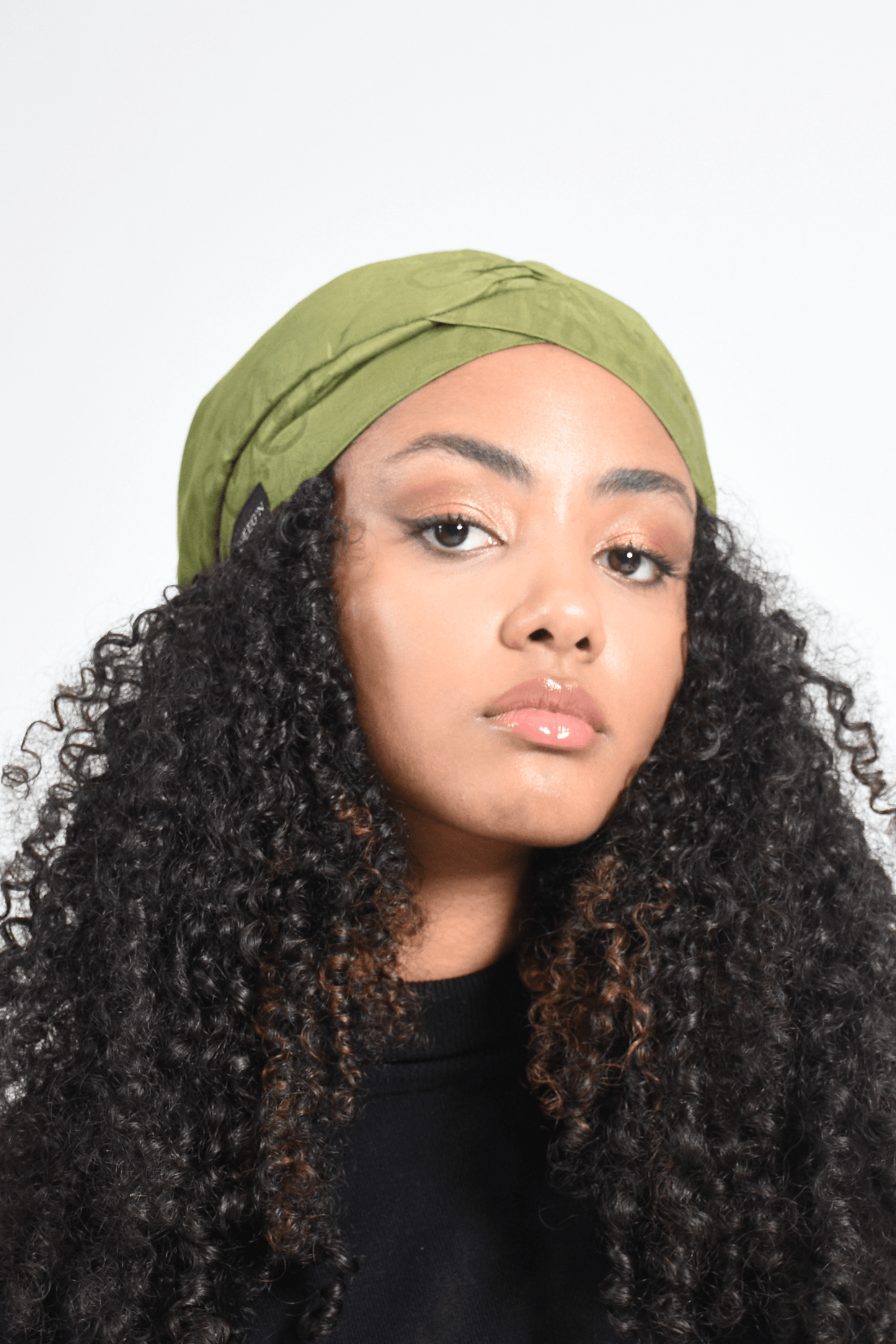 Bonnet beanie en bazin damassé Vert Green Olive par Atelier DJEEG'N, Doublure en Satin