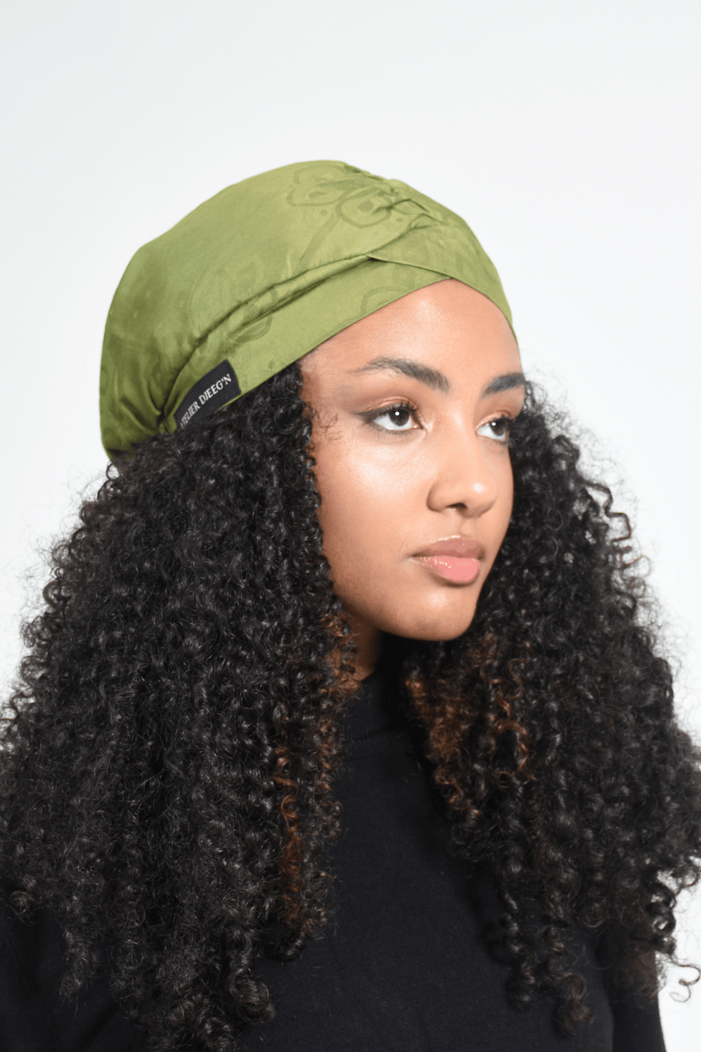 Bonnet beanie en bazin damassé Vert Green Olive par Atelier DJEEG'N, Doublure en Satin 2