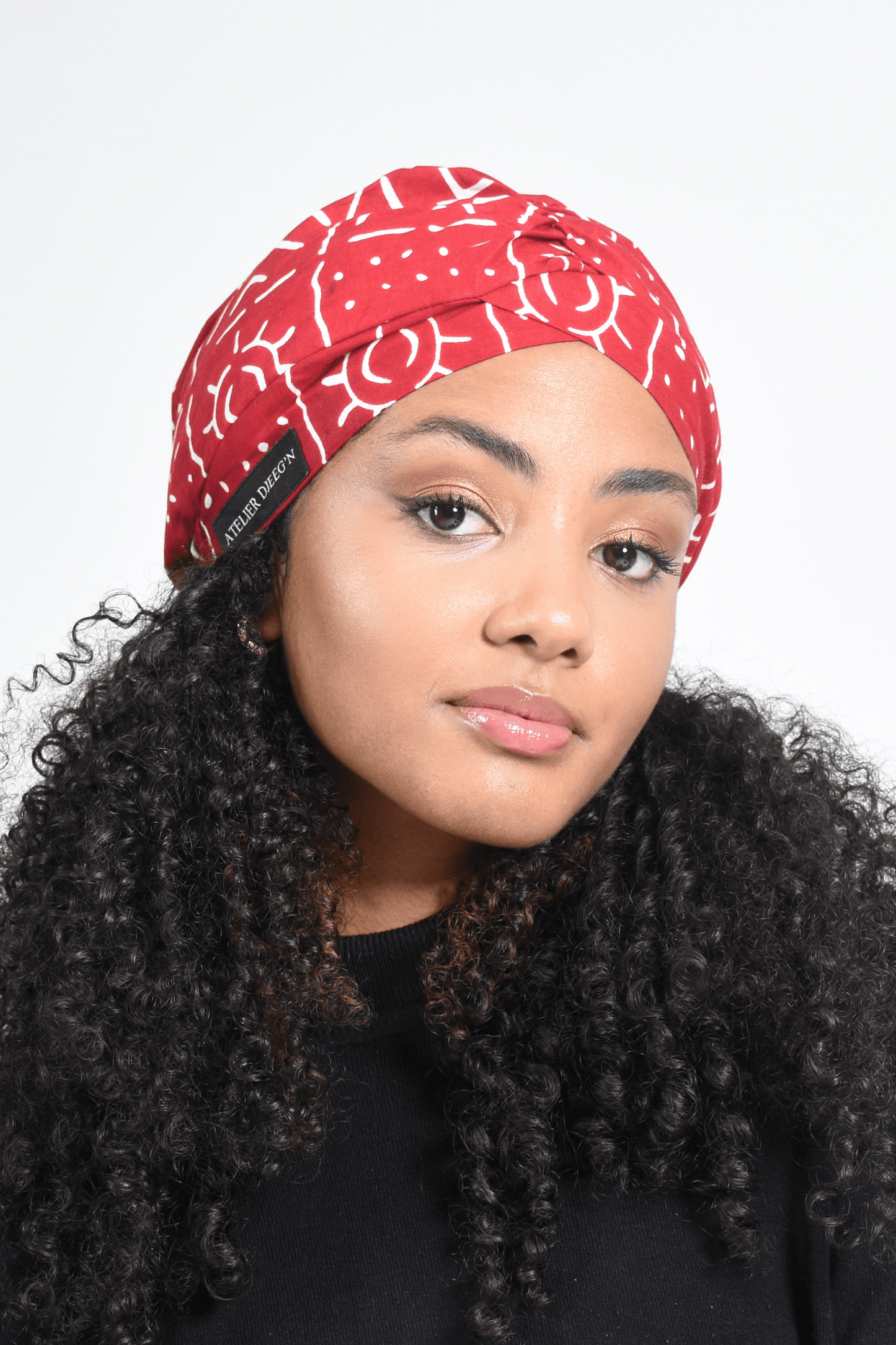 Bonnet beanie en wax imprimé bogolan Rouge et Blanc, Doublure en Satin par Atelier DJEEG'N 1