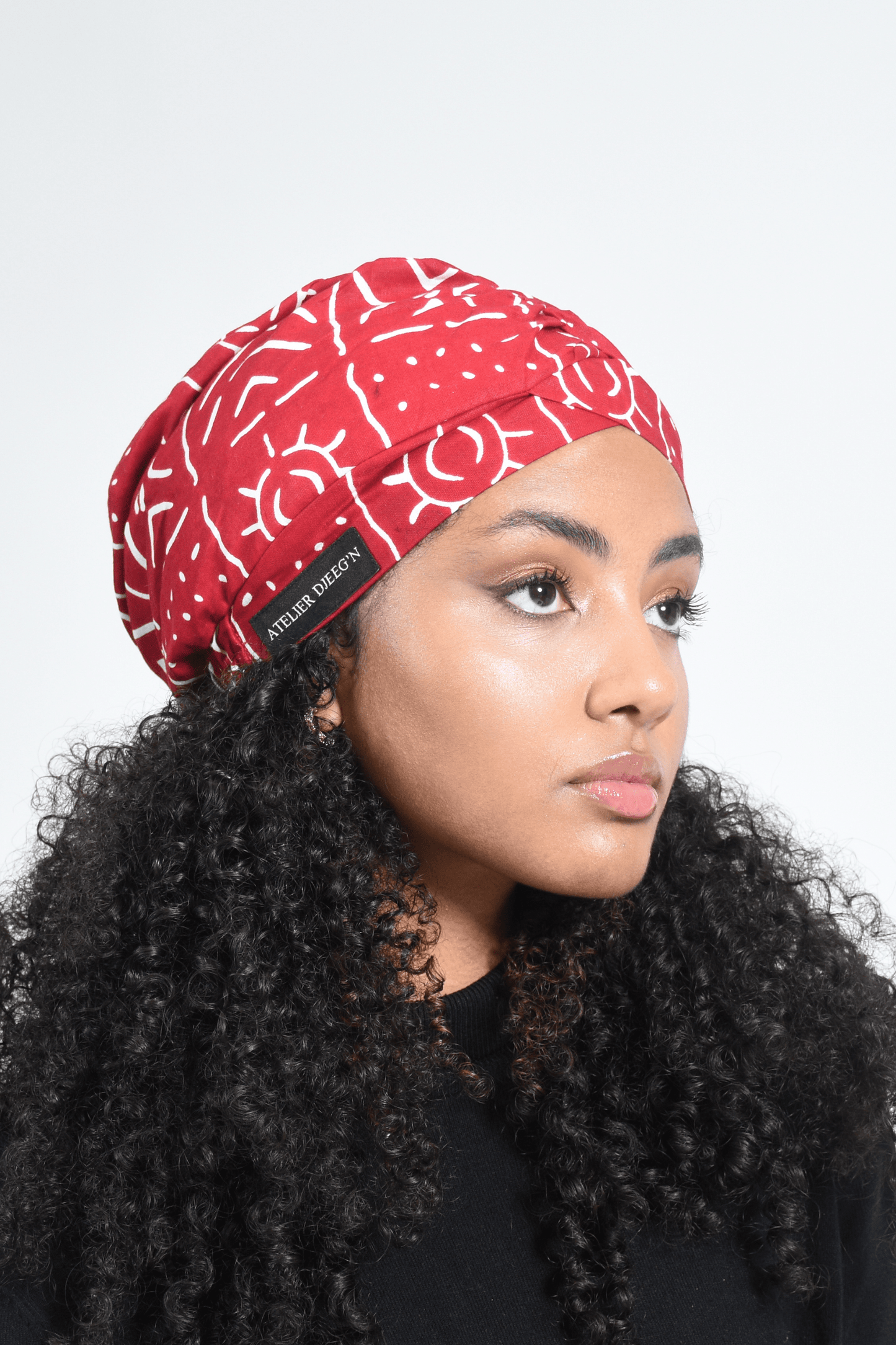 Bonnet beanie en wax imprimé bogolan Rouge et Blanc, Doublure en Satin par Atelier DJEEG'N 2