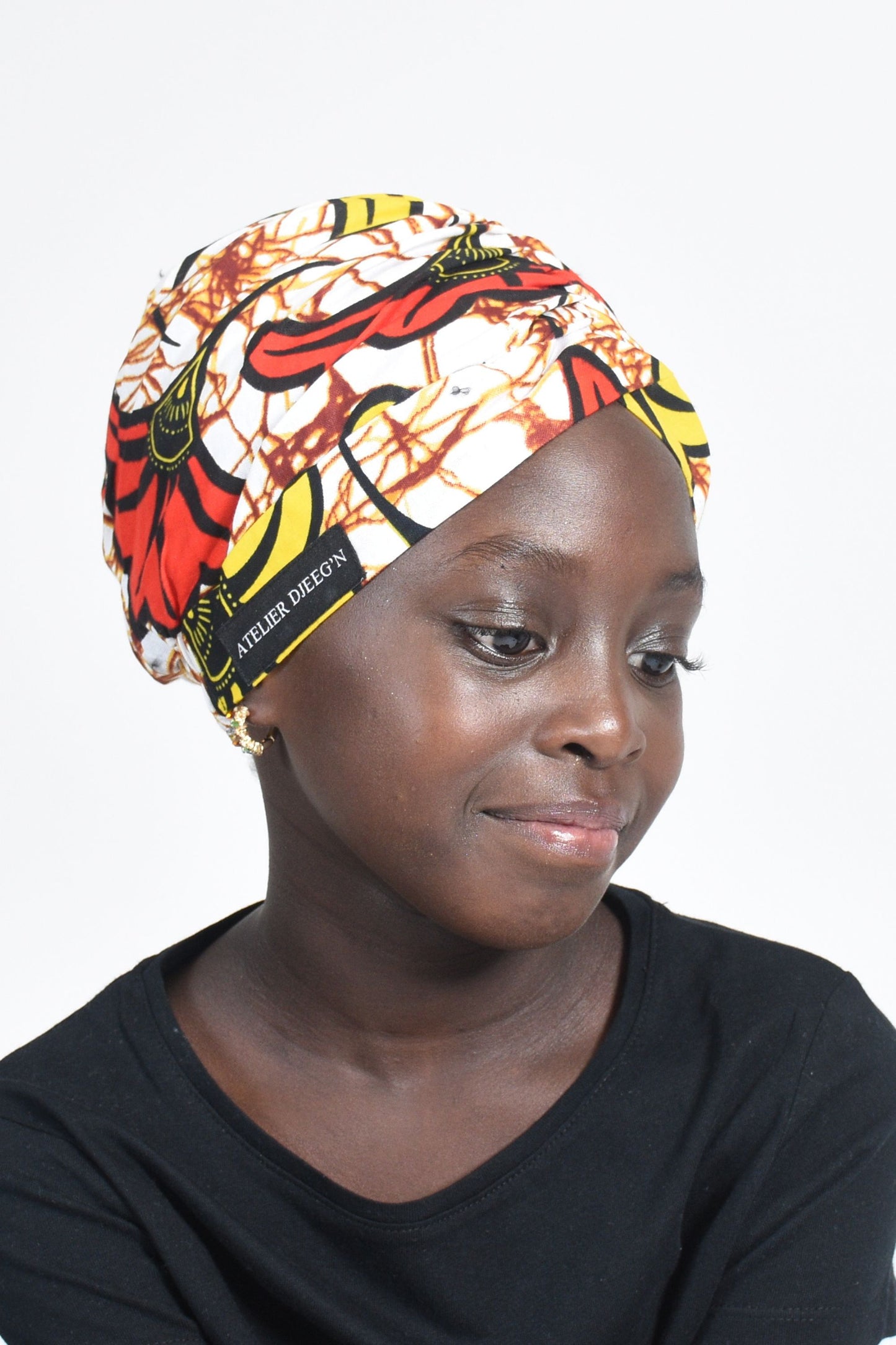 Satin Lined Beanie in African print Wedding Flowers Red and Yellow par Atelier Djeeg'n 2