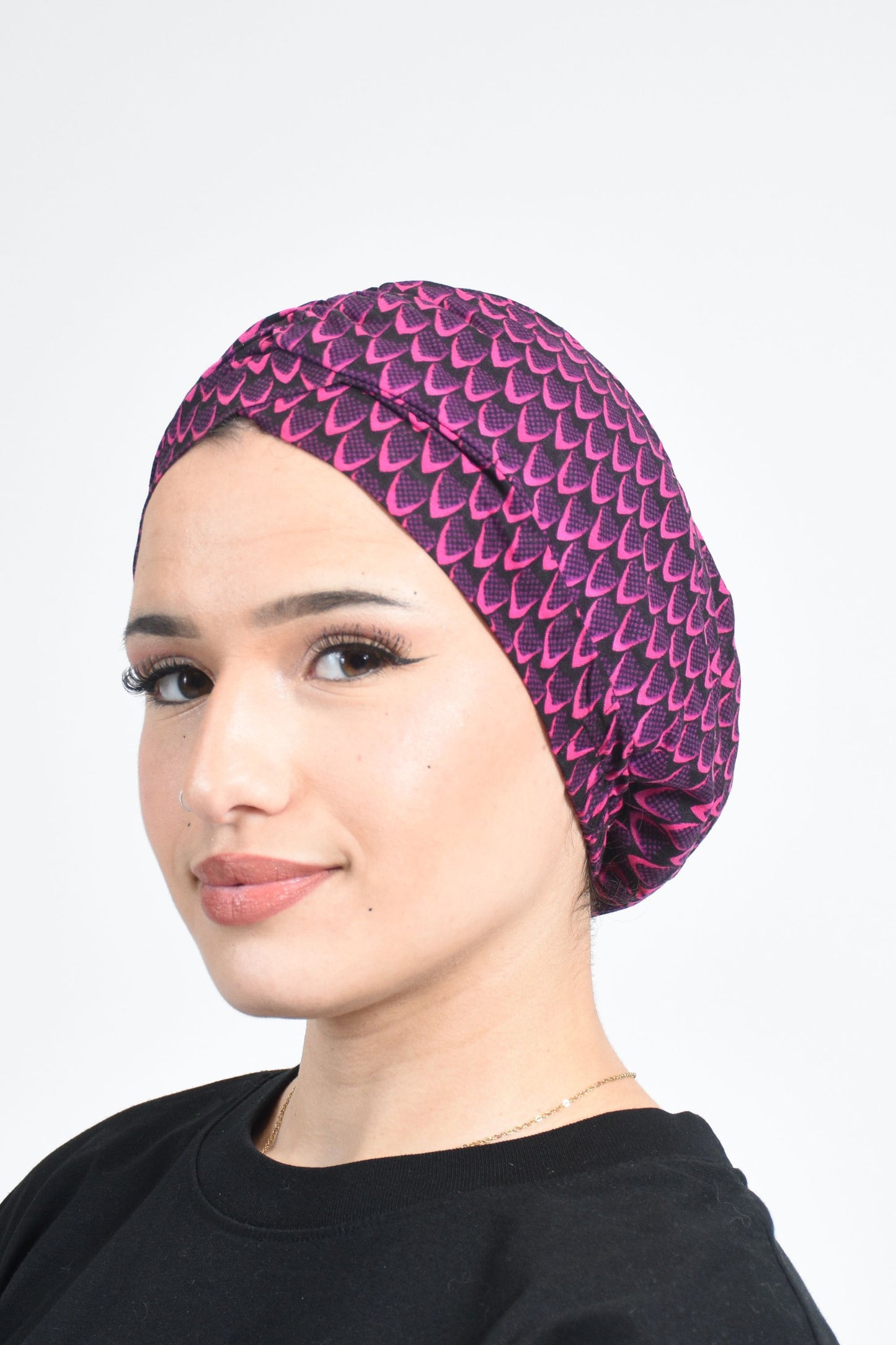 Bonnet en Wax écaille Rose noir doublure satin par Atelier Djeeg'n 1