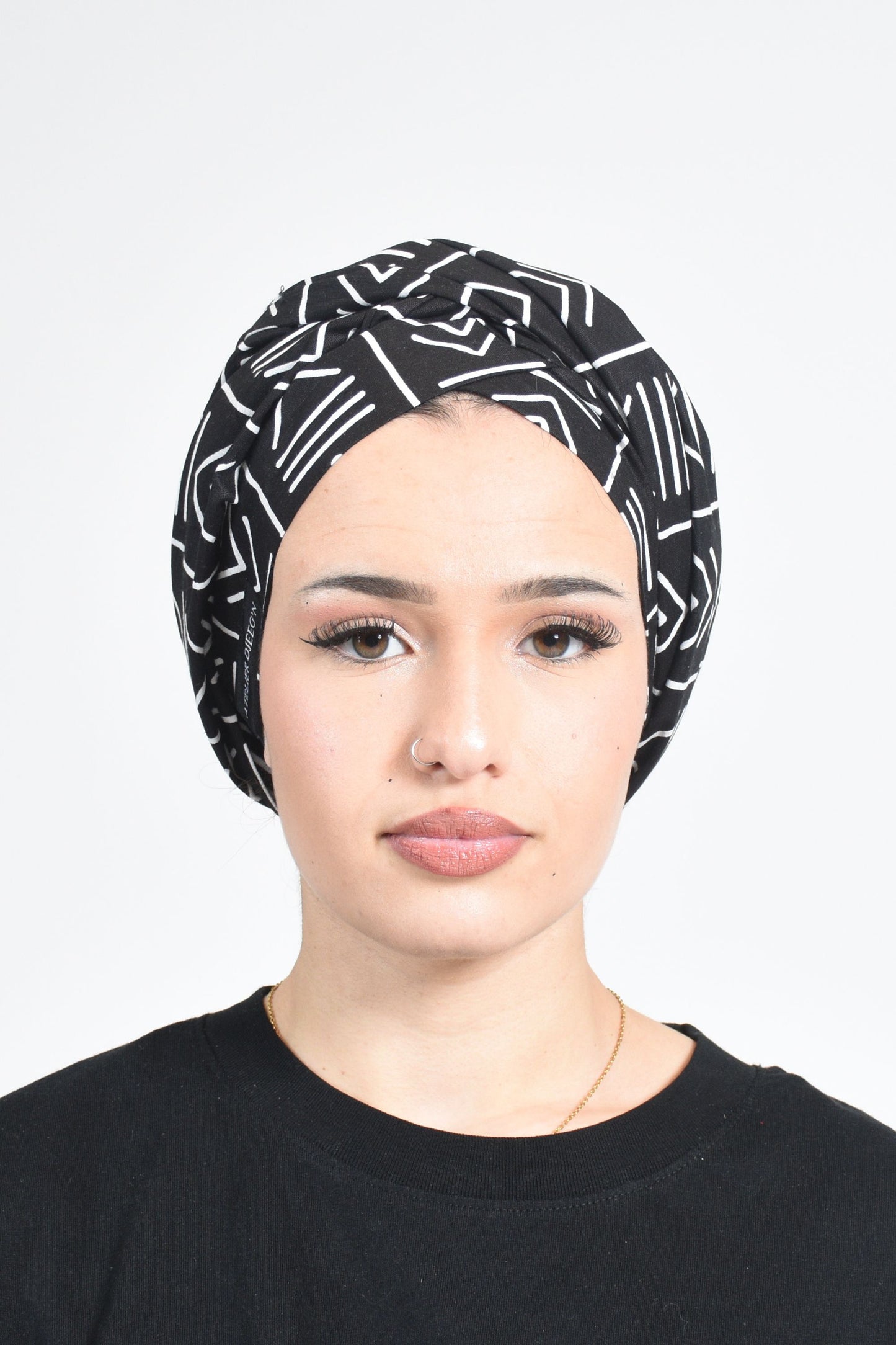 Pre Made Turban doublure en Satin fait en Wax Imprimé Bogolan Noir et Blanc par Atelier Djeeg'n 1