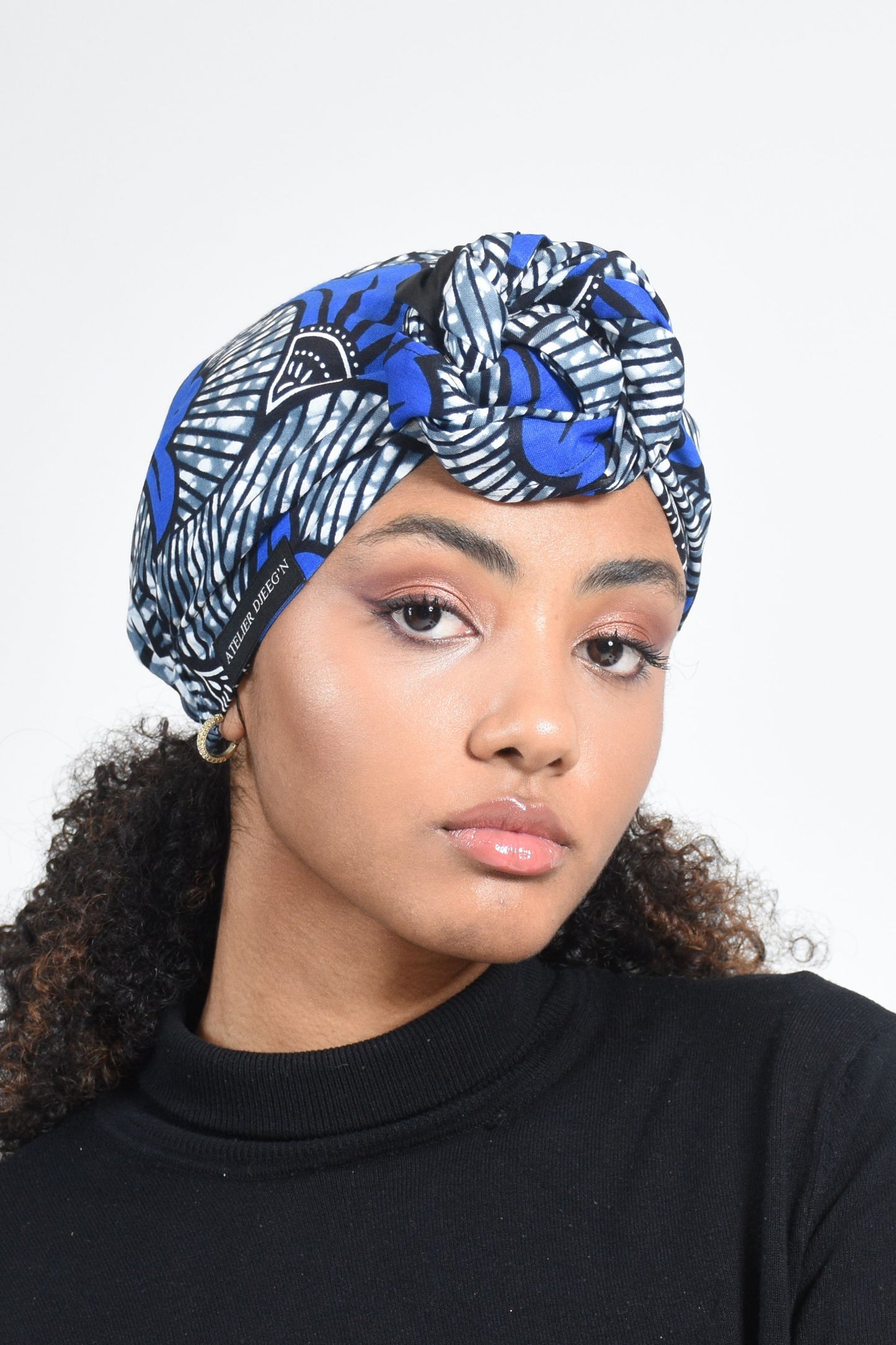 Turban torsadé en Wax Imprimé Fleur de mariage Bleu, Doublure en Satin par Atelier DJEEG'N 1