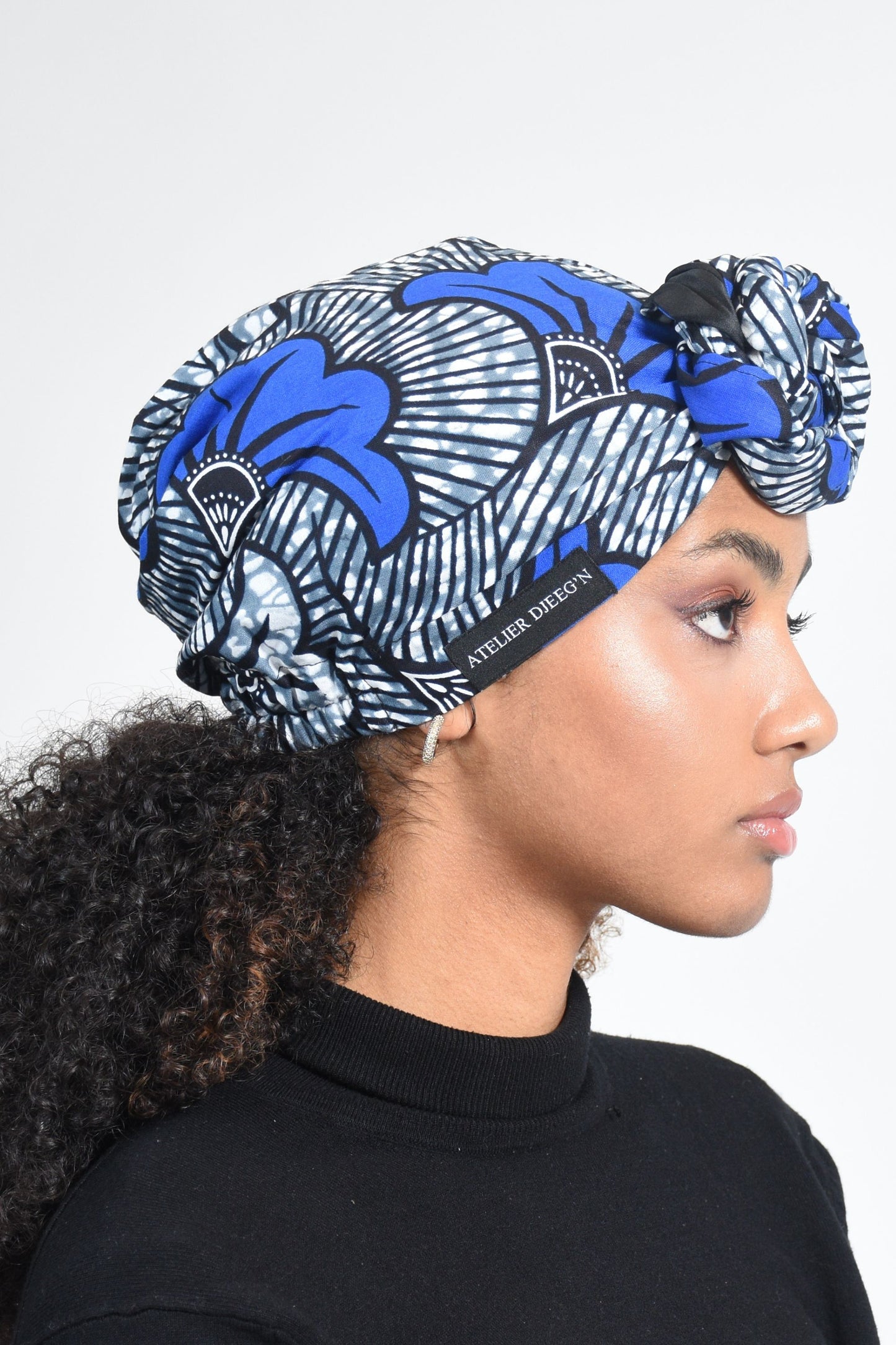 Turban torsadé en Wax Imprimé Fleur de mariage Bleu, Doublure en Satin par Atelier DJEEG'N 2