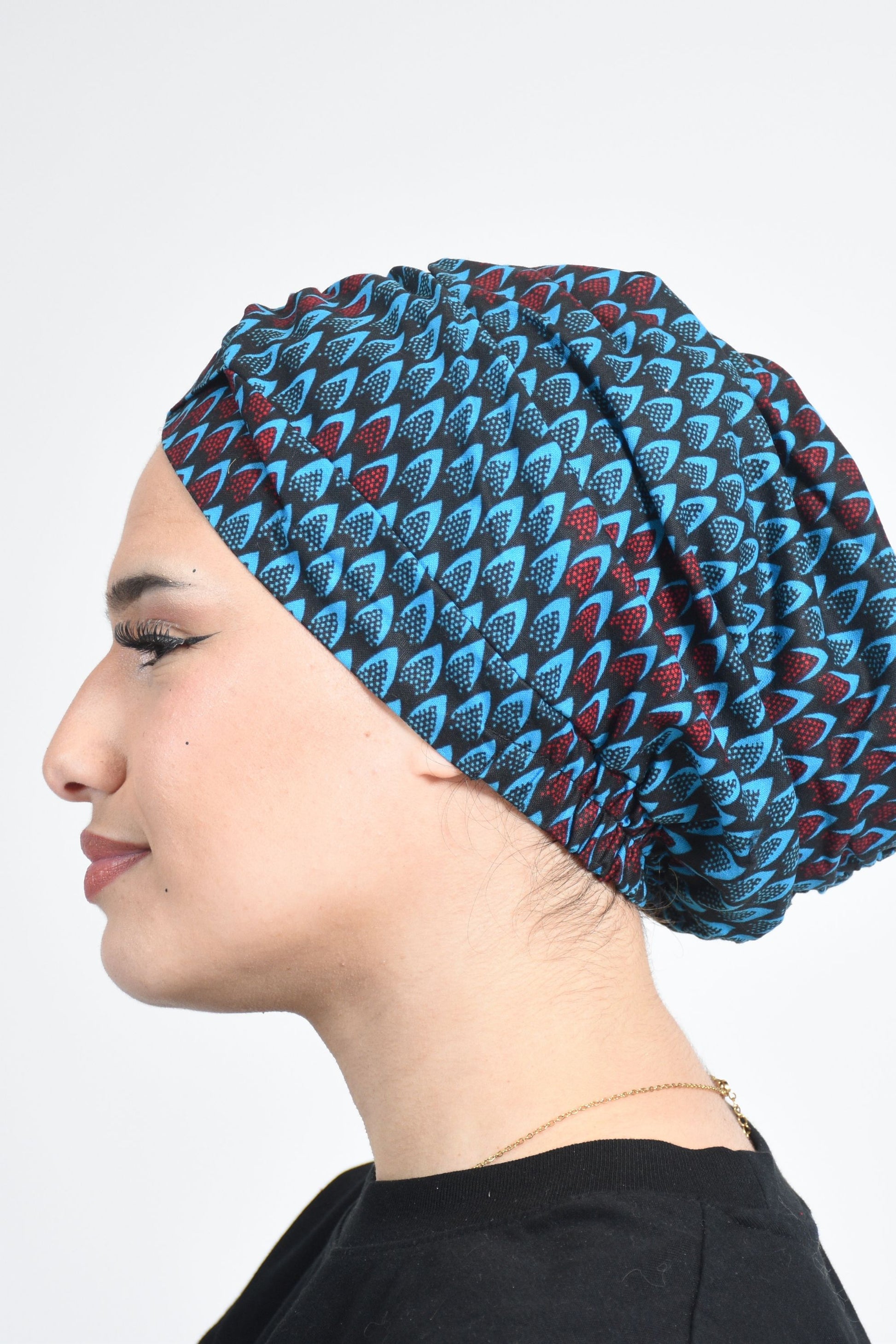 Beanie notre Bonnet en Wax écailles bleu noir doublure satin par Atelier Djeeg'n 