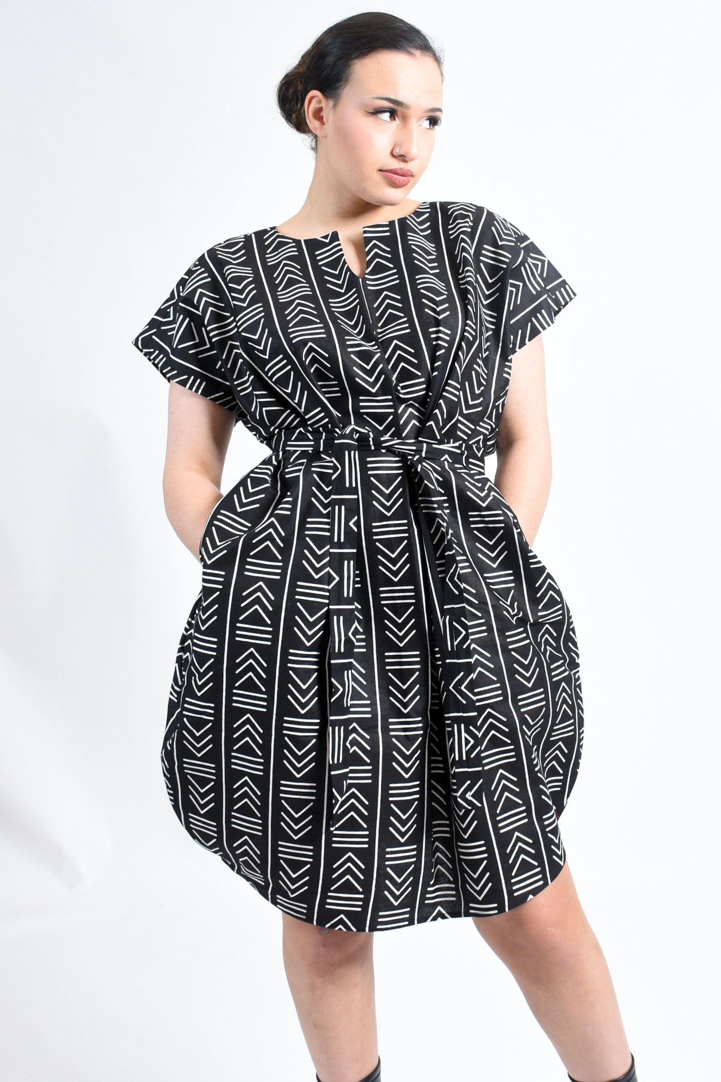 African Print Caftan Dress with Pockets- Black & White Bogolan Print By Atelier Djeeg'n Face 3